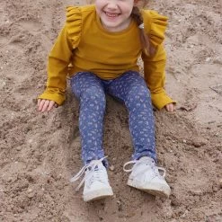 French Terry Blumenmuster Dunkelblau – 0,5m -Kullaloo french terry angezogen blumen auf blau 2 farbanpassung