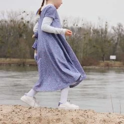 French Terry Blumen Blau / Rosa – 0,5m -Kullaloo french terry angezogen blumen auf hellblau 1