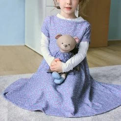 French Terry Blumen Blau / Rosa – 0,5m -Kullaloo french terry angezogen blumen auf hellblau 2 farbanpassung