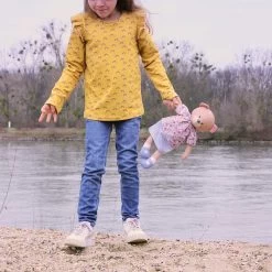 French Terry Regenbogen Rosa Auf Senfgelb – 0,5m -Kullaloo french terry angezogen regenboegen 1