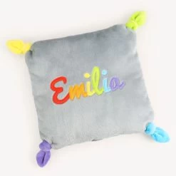 Nähgarn-Set + Stoffpaket "Regenbogen", Inkl. Schnittmuster Für Streifenkissen -Kullaloo madeira naehgarn set regenbogen naehbeispiel 1