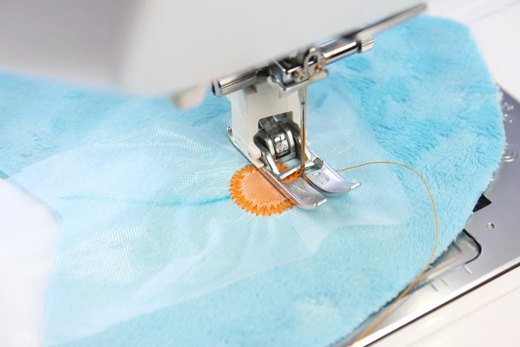 Wasserlösliche, Transparente Stickfolie Madeira "Avalon Film" 30 Cm X 10 M 2 Wasserlösliche, Transparente Stickfolie Madeira "Avalon Film" 30 Cm X 10 M – Bild 2