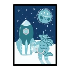 A3 Poster Für Kinderzimmer "Einhorn Im Weltraum" Blau -Kullaloo poster A3 einhorn rakete illustration blau 2