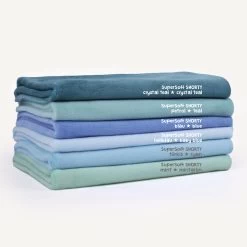 Plüschstoff Hellblau – 1,5 Mm SuperSoft SHORTY -Kullaloo stoffstapel blau schrift neu scaled 1