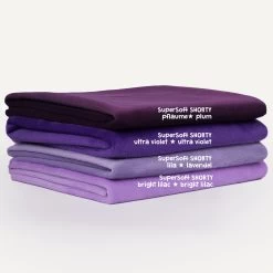 Plüschstoff Pflaume – 1,5 Mm SuperSoft SHORTY 19 Plüschstoff Pflaume – 1,5 Mm SuperSoft SHORTY -Kullaloo stoffstapel lila schrift neu
